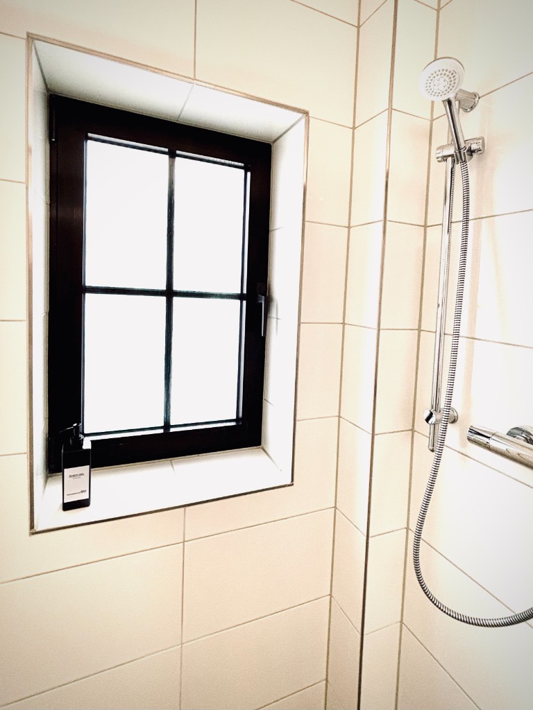 Modernes Badezimmer mit Ausblick