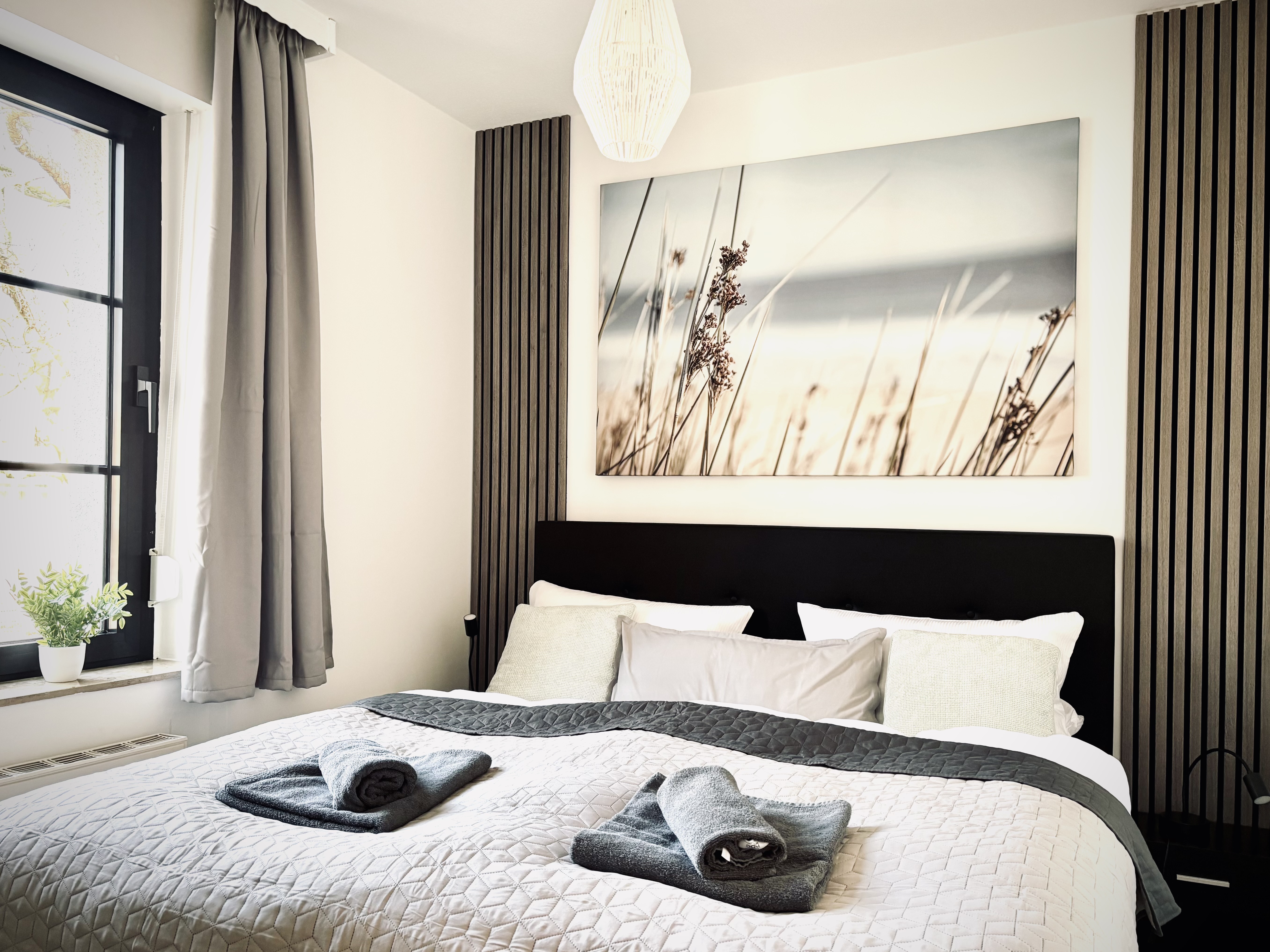 Exklusives Schlafzimmer mit Boxspringbett