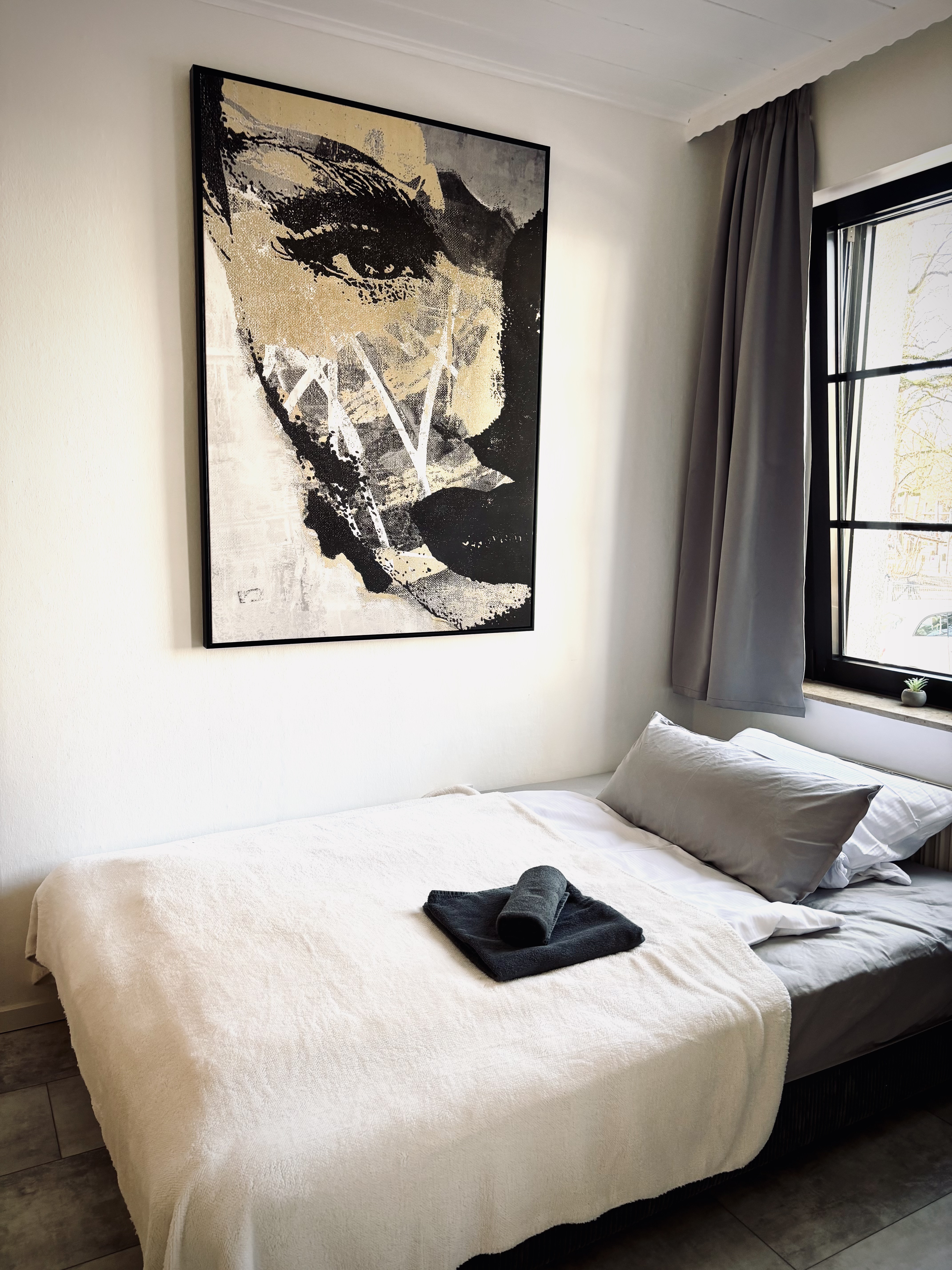 Wohnzimmer mit komfortabler Schlafcouch